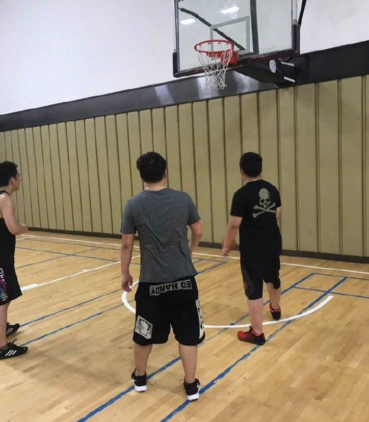 UZI手伤好了吗 UZI晒打篮球照